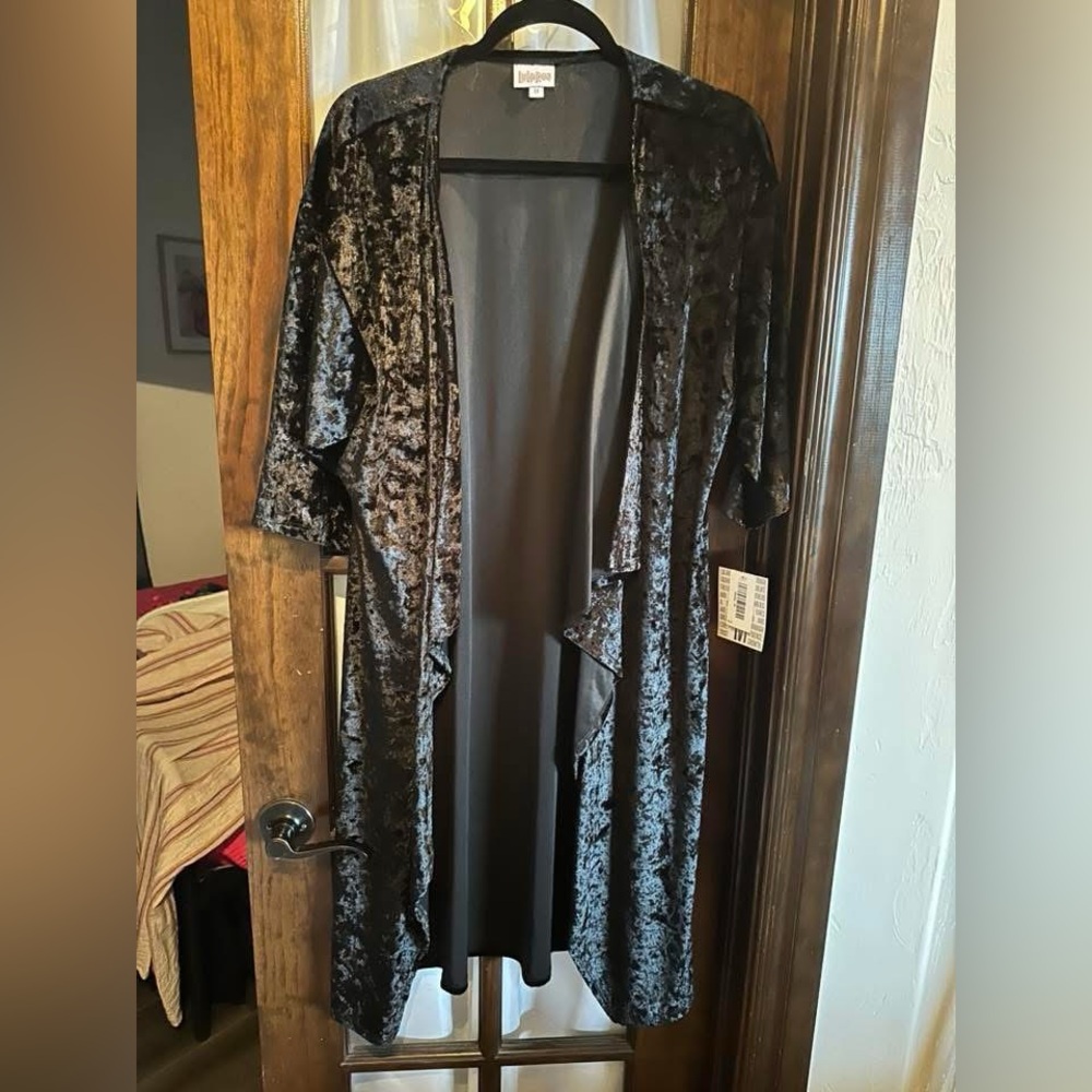 LulaRoe Shirley NWT in Black Velvet